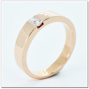 แหวน 18K pink gold ฝังเพชรสี่เหลี่ยม