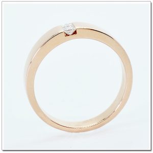 แหวน 18K pink gold ฝังเพชรสี่เหลี่ยม