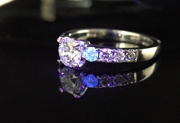 ฟลูออเรสเซนในเพชร