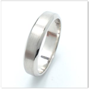 แหวนเกลี้ยงทองคำขาวผิวแลลาย