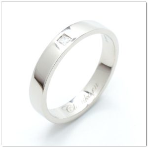 แหวนทองคำขาวฝังเพชรสี่เหลี่ยม